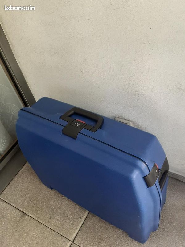 valise plastique voyage